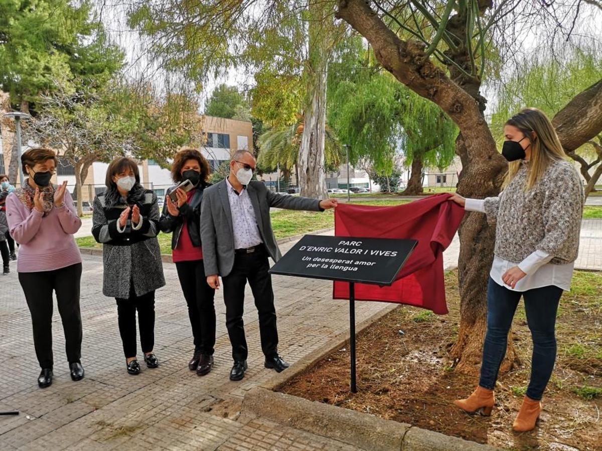 Acto de instalación de la placa en el parque Enric Valor de la Vall d'Uixó
