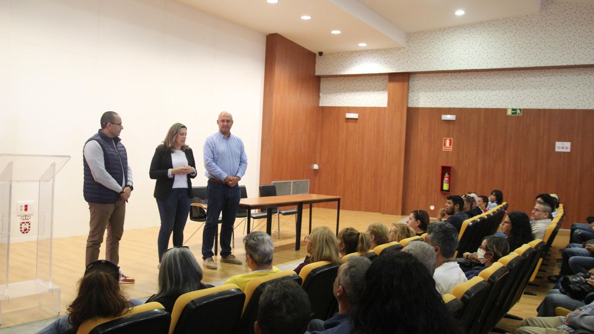 José Domingo Regalado (d) junto a la concejala Yanira González y el edil Marcos Antonio Rodríguez.