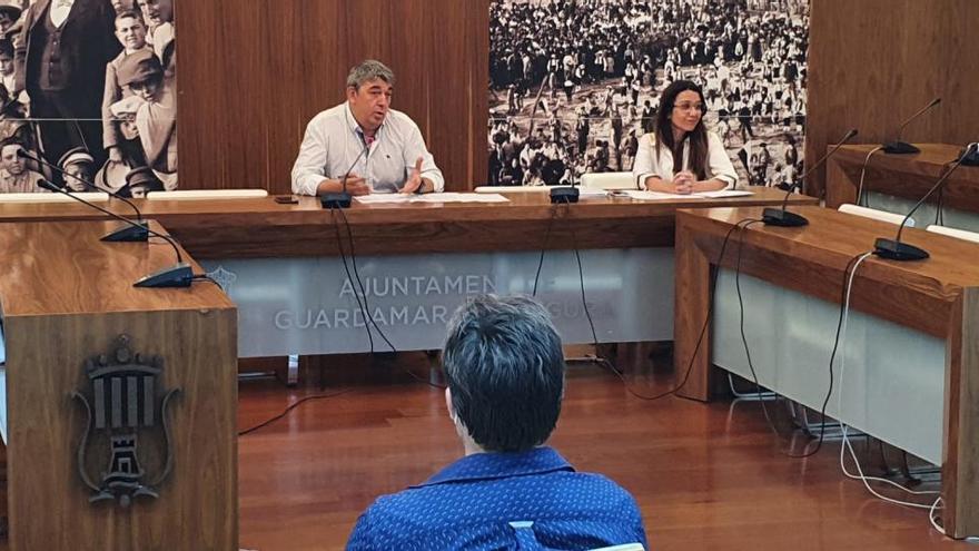 Imagen de la reunión del alcalde con los mercaderes