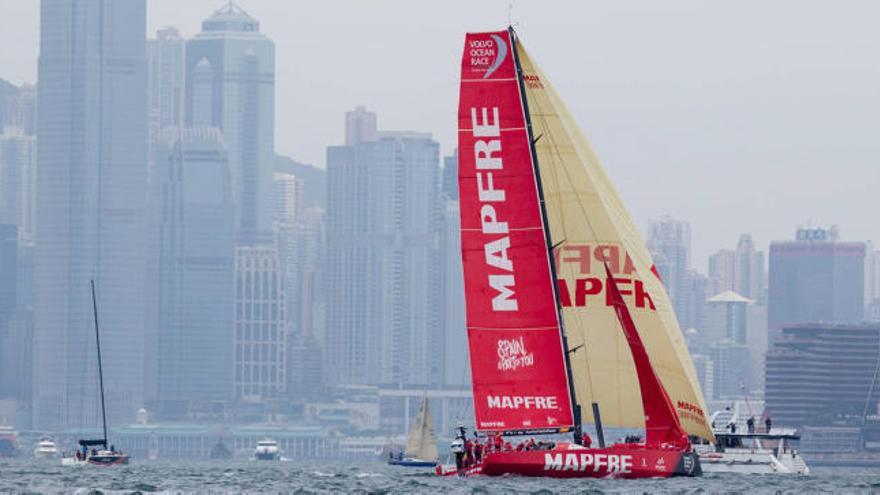 El &#039;Mapfre&#039; navega con Hong Kong al fondo