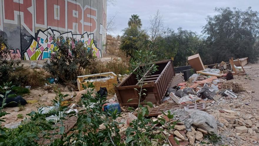 Así está el cauce de la rambla del Garbanzuelo en Torrevieja: toneladas de basuras y escombros