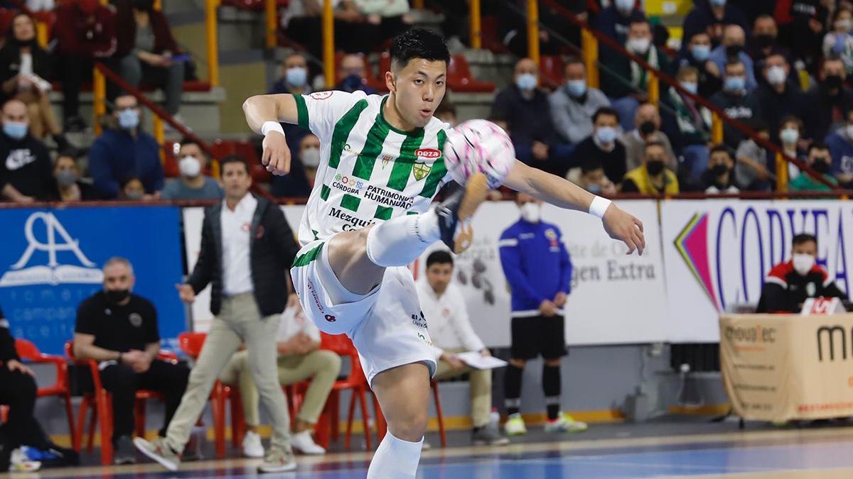 Shimizu controla un balón aéreo durante un encuentro en Vista Alegre.