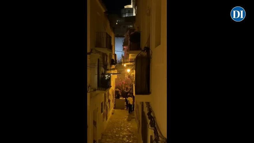 Macrofiesta en la Marina de Ibiza: vecinos alertan de ruido "insoportable" y "privatización del espacio público" al impedir el paso de la gente