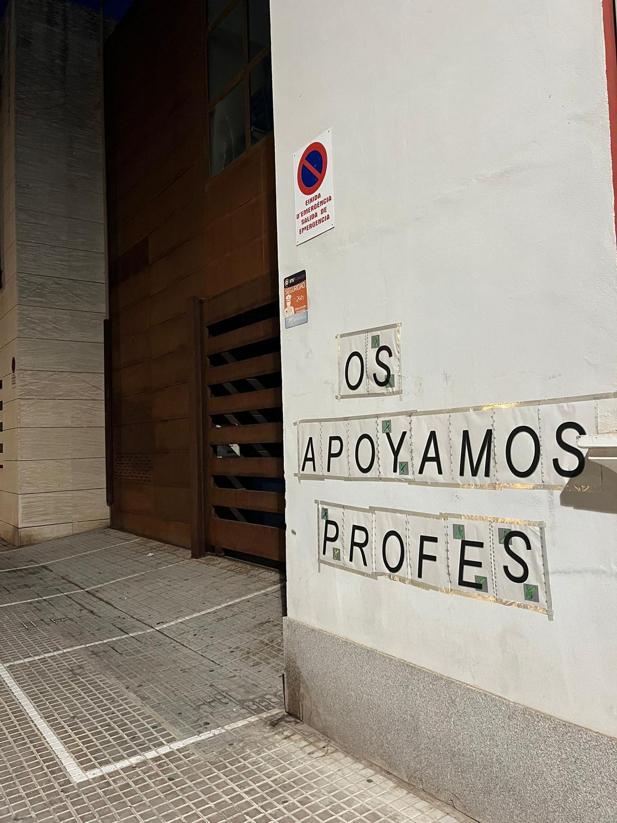Cartel en apoyo a la huelga educativa.