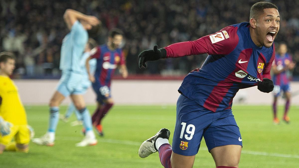 Vitor Roque celebra su gol durante el partido de Liga entre el FC Barcelona y Osasuna.