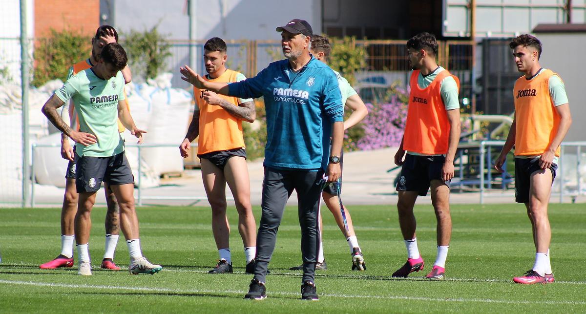 Miguel Álvarez dando instrucciones en un entrenamiento de esta temporada