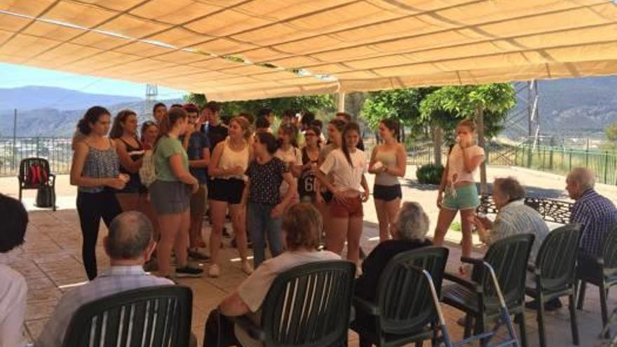 Jóvenes de Alcoy conocen el cuidado de enfermos de alzhéimer