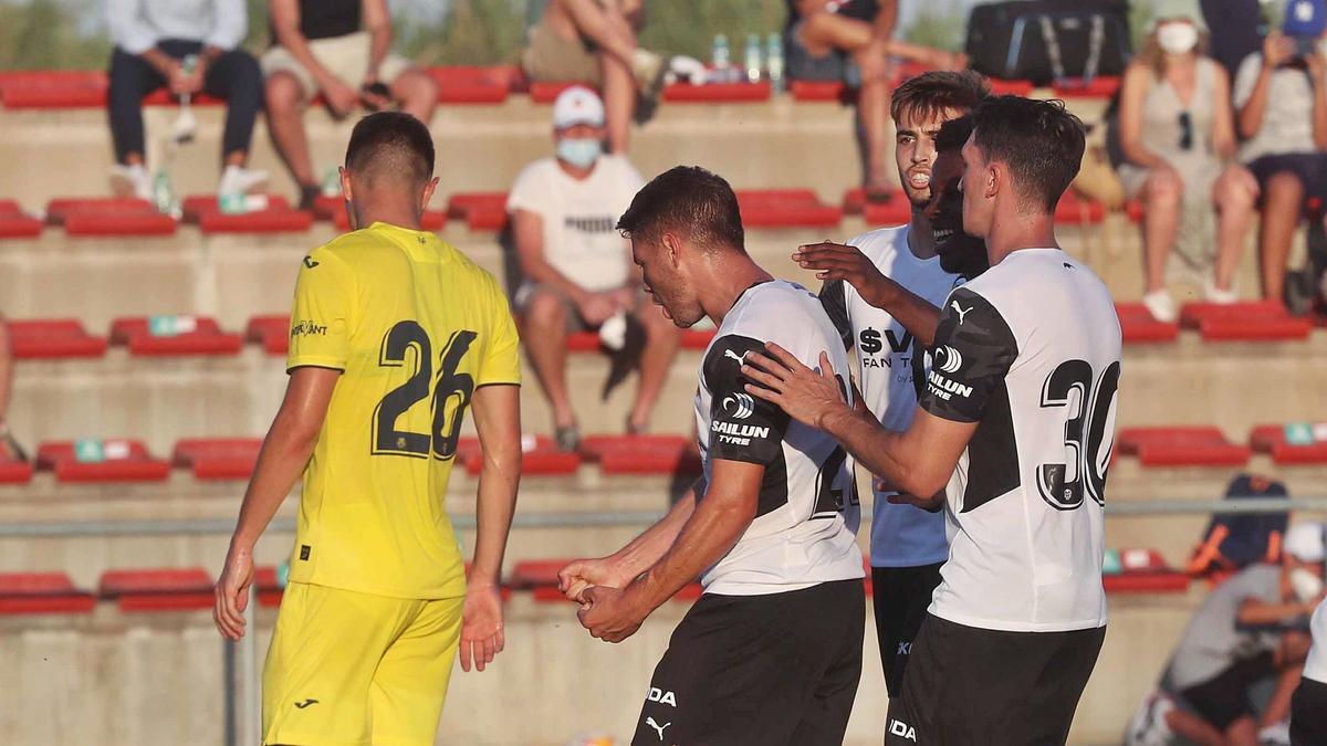 Manu Vallejo celebra uno de los goles que anotó ante el Villarreal en el primer amistoso del Valencia de la pretemporada, en Oliva.  | J.M. LÓPEZ