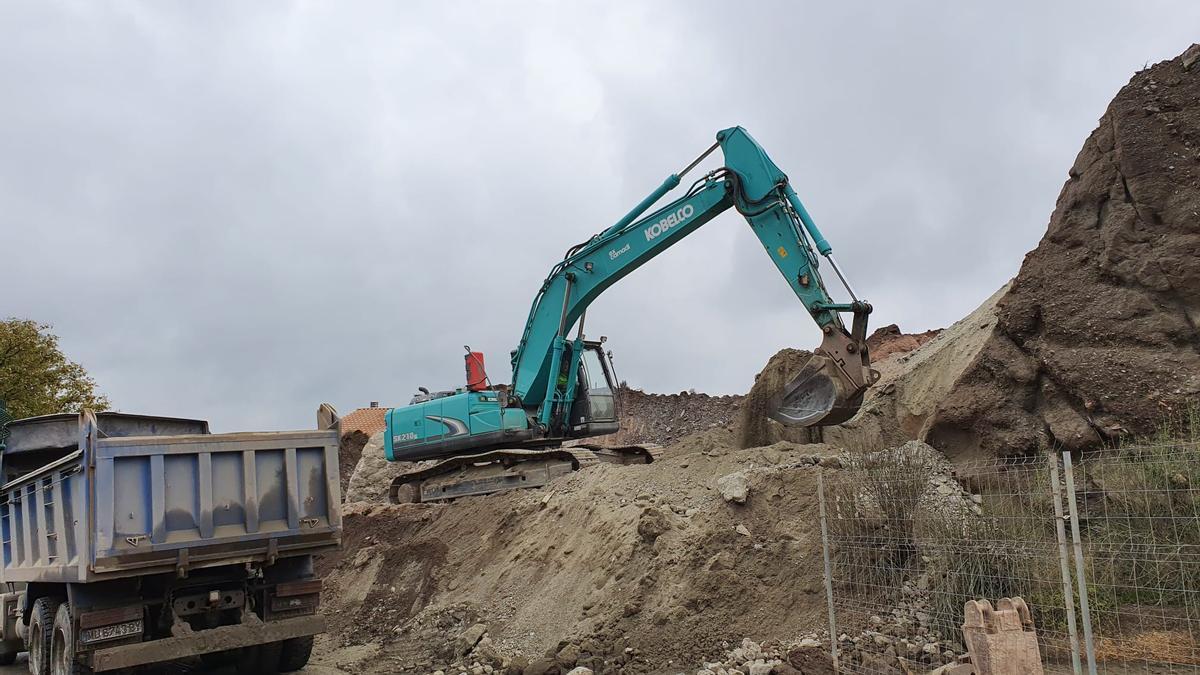 Una excavadora ‘desmolda’ el Cerro de los Ángeles para evitar nuevos desprendimientos.