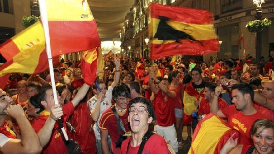 Miles de aficionados salieron a la calle en Málaga para celebrar el triunfo de la &#039;Roja&#039;.