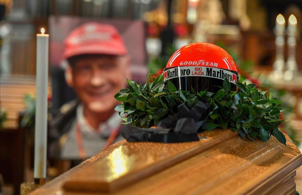 El casco del ex piloto de Fórmula Uno, Niki Lauda, encima de su ataúd y junto a su retrato durante el funeral por la muerte del piloto en la catedral de San Esteban, Stephansdom, en Viena, Austria.