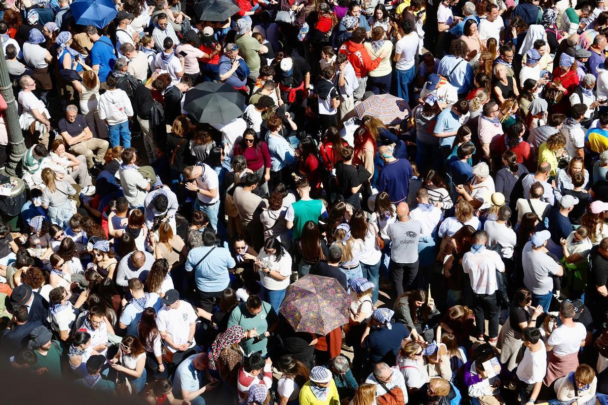 Fallas 2026: Se amplía el perímetro de seguridad al agrietarse un ninot de la falla municipal como consecuencia del viento