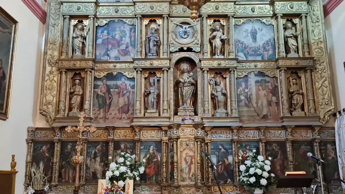 Altar mayor en la iglesia parroquial de la Virgen del Rosario, Balconchán