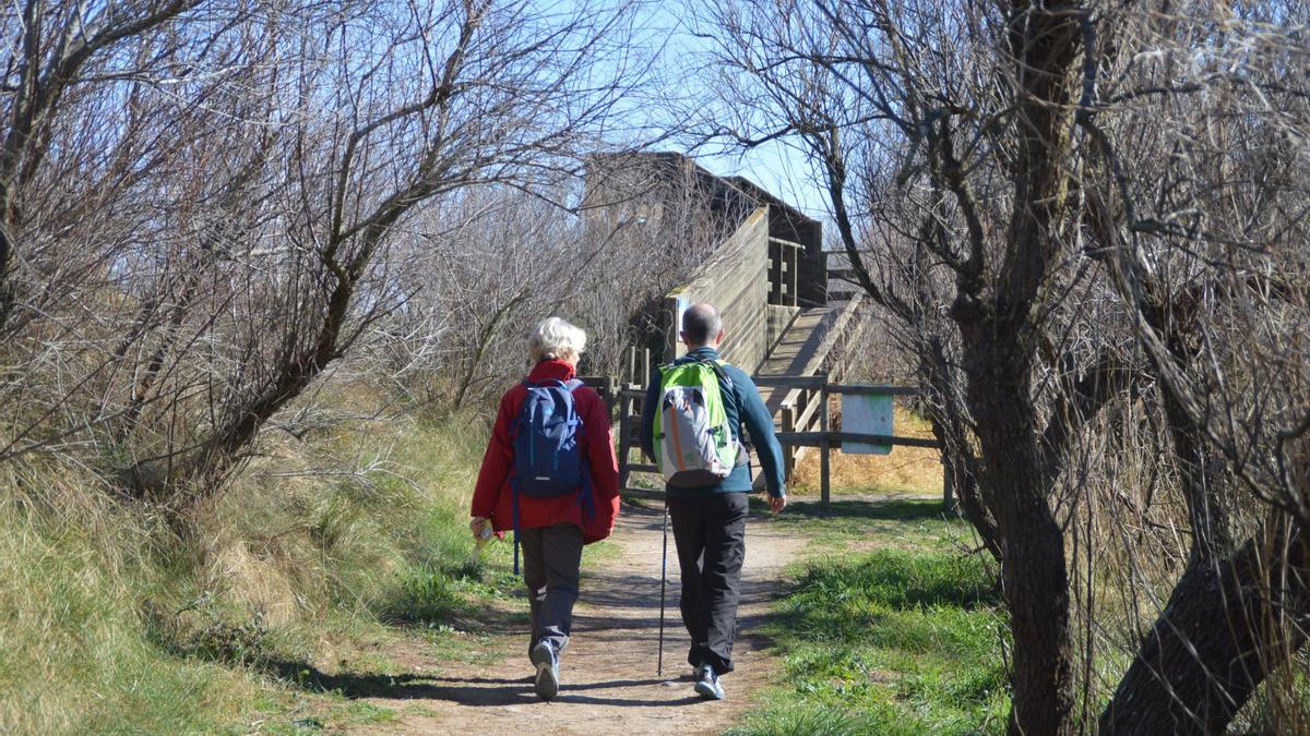 Una parella passejant pel Aiguamolls de l'Empordà