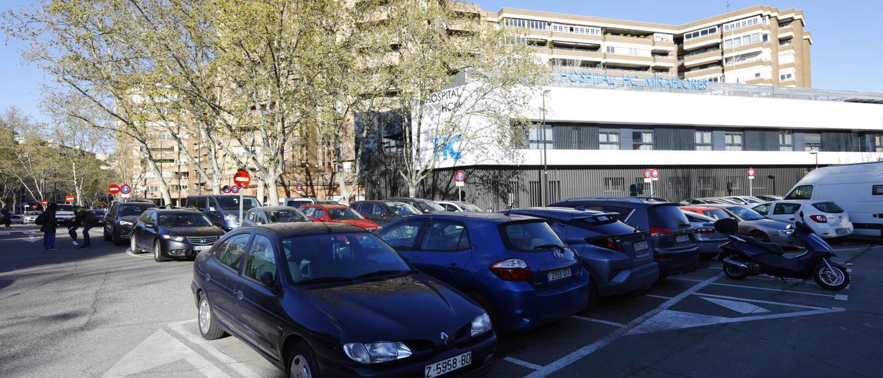 Aparcamiento frente al hospital de Miraflores de Zaragoza.