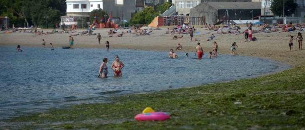 La playa de A Concha es la única con un &quot;suficiente&quot;. // Noé Parga