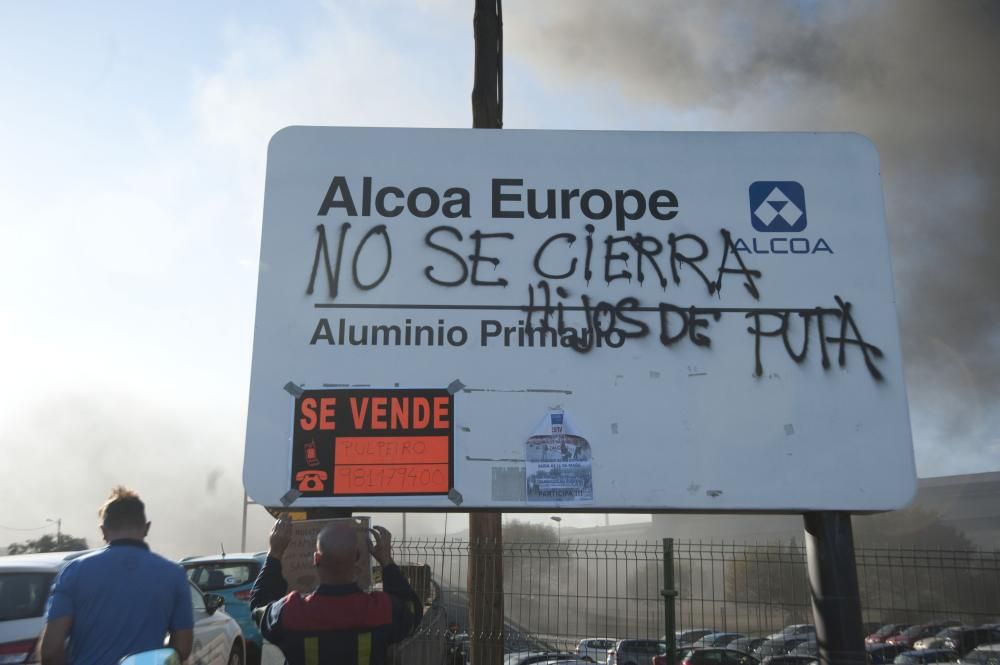 Al  "retén" de trabajadores en los accesos de la fábrica se suman las concentraciones que de lunes a jueves, por la tarde, mantendrán ante la planta de A Grela.