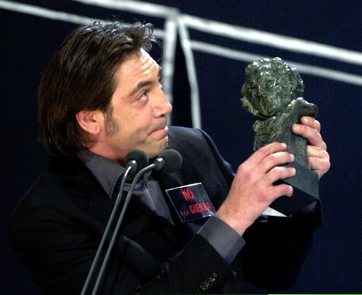 MADRID, 01.02.03.- El actor Javier Bardem muestra su trofeo tras recibir el Goya al Mejor Actor Protagonista por su trabajo en "Los lunes al sol", durante la gala de la XVII edición de los Premios Goya celebrada esta noche en el Palacio Municipal de Congresos del Campo de las Naciones de Madrid. EFE/GUILLEN/MK