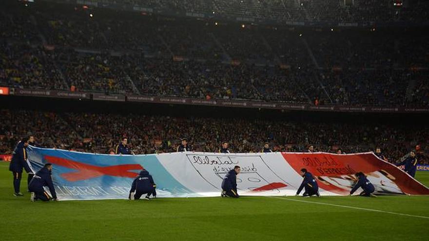 El Barça exhibe en el Camp Nou pancartas a favor de la libertad de expresión