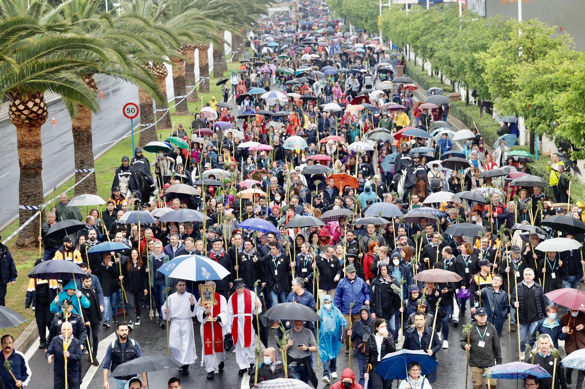 Miles de alicantinos acompañan a la Santa Faz en su peregrinación pese a la lluvia