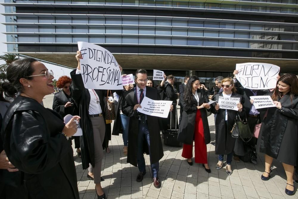 Protesta de jueces, fiscales y abogados ante la Ciudad de la Justicia de la capital grancanaria