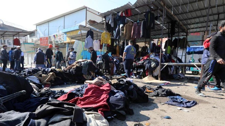 Varias personas caminan en el mercado donde se produjeron los hechos en Bagdad.