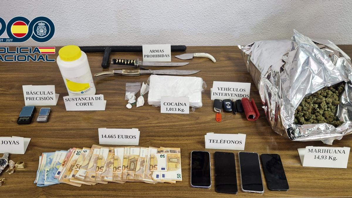 Droga y otros objetos confiscados en la operación policial.