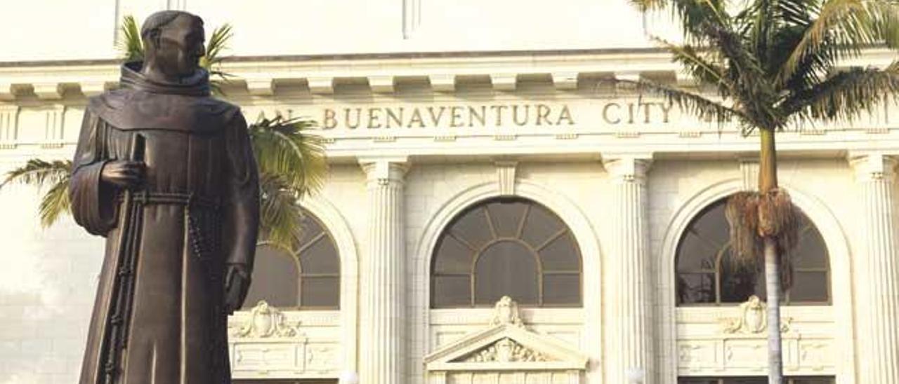 Estatua de Juníper Serra frente el ayuntamiento de San Buenaventura en California.