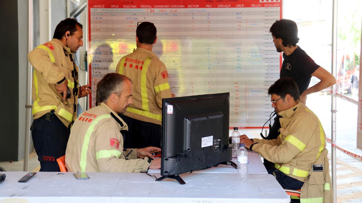 Bombers treballen en l&#039;operatiu per extingir els incendis del Solsonès