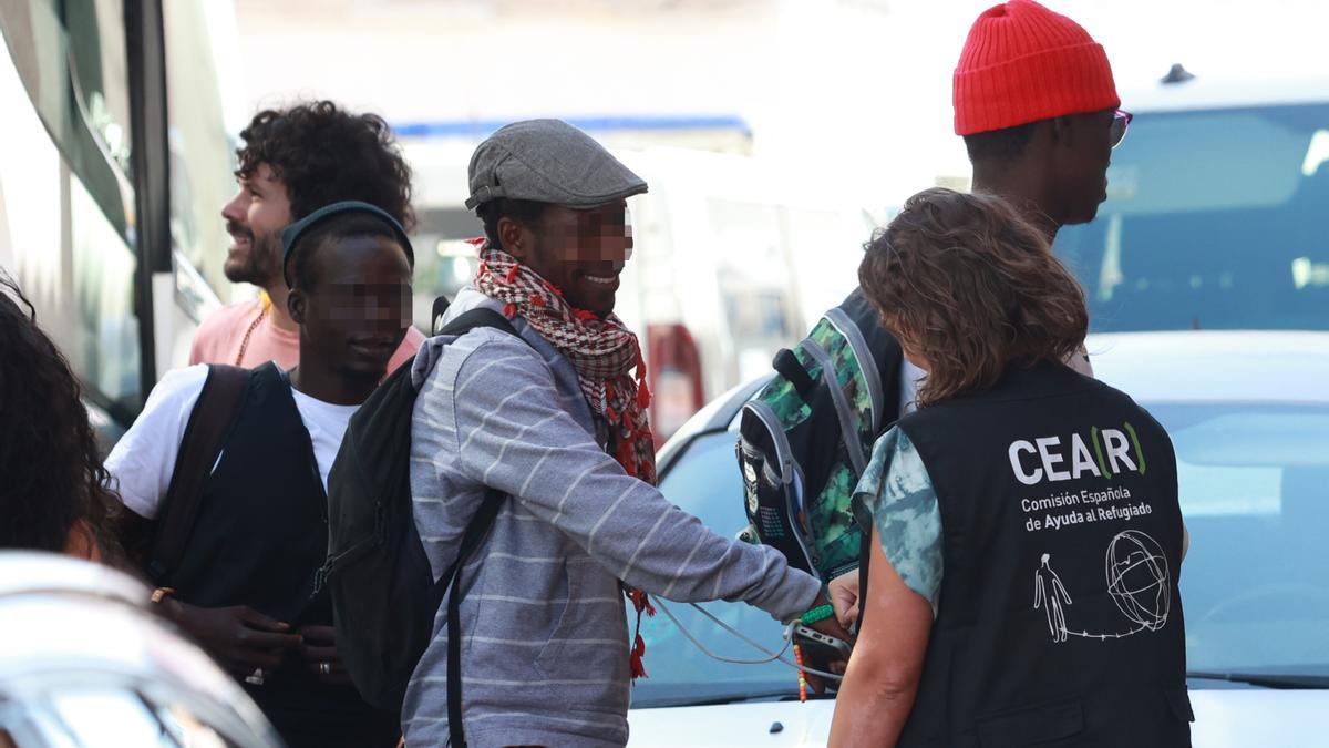 Llegada de migrantes a un hotel de Alcalá de Guadaíra.