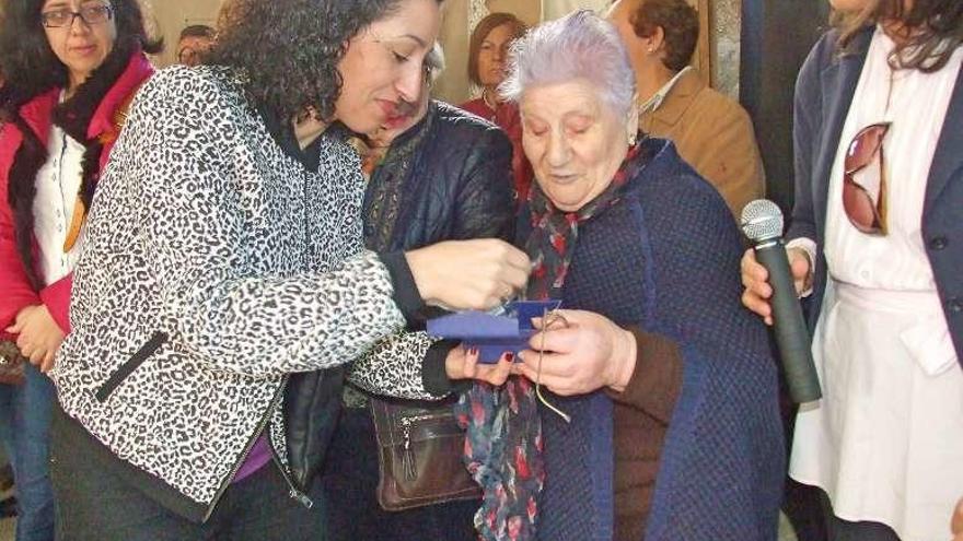 La edil de Benestar y la alcaldesa en un homenaje a una mujer. // S.A.