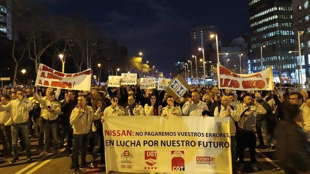 Unos 300 trabajadores de Nissan cortan la Diagonal de Barcelona