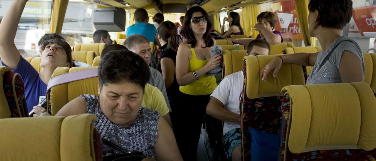 Uno de los autobuses en los que se desplazan los vendimiadores andaluces a Francia.