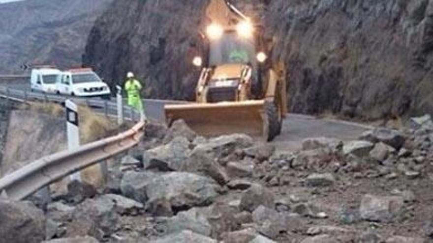 Cortada la carretera de La Aldea por desprendimientos de piedras