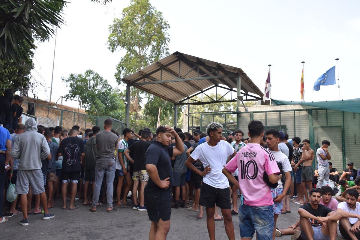 Decenas de personas esperan en el Centro de Estancia Temporal de Inmigrantes (CETI), a 30 de julio de 2026, en Ceuta (España). Centenares de personas de origen magrebí han cruzado a lo largo de la mañana de hoy a Ceuta desde Marruecos, a nado y por el espigón, y una multitud está esperando al otro lado de la frontera para poder entrar en la ciudad autónoma de la misma manera. En la última semana lo han hecho ya más de 2.000 migrantes. 30 JULIO 2026 Europa Press 30/07/2026. Europa Press;category_code_new;