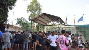 Decenas de personas esperan en el Centro de Estancia Temporal de Inmigrantes (CETI), a 30 de julio de 2026, en Ceuta (España). Centenares de personas de origen magrebí han cruzado a lo largo de la mañana de hoy a Ceuta desde Marruecos, a nado y por el espigón, y una multitud está esperando al otro lado de la frontera para poder entrar en la ciudad autónoma de la misma manera. En la última semana lo han hecho ya más de 2.000 migrantes. 30 JULIO 2026 Europa Press 30/07/2026. Europa Press;category_code_new;