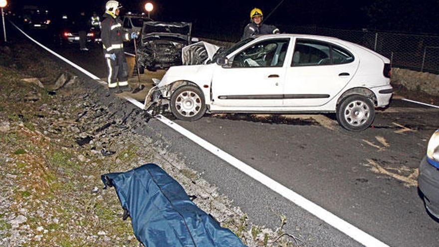 Los bomberos tuvieron que excarcelar a dos de las víctimas del accidente de la carretera de Valldemossa.