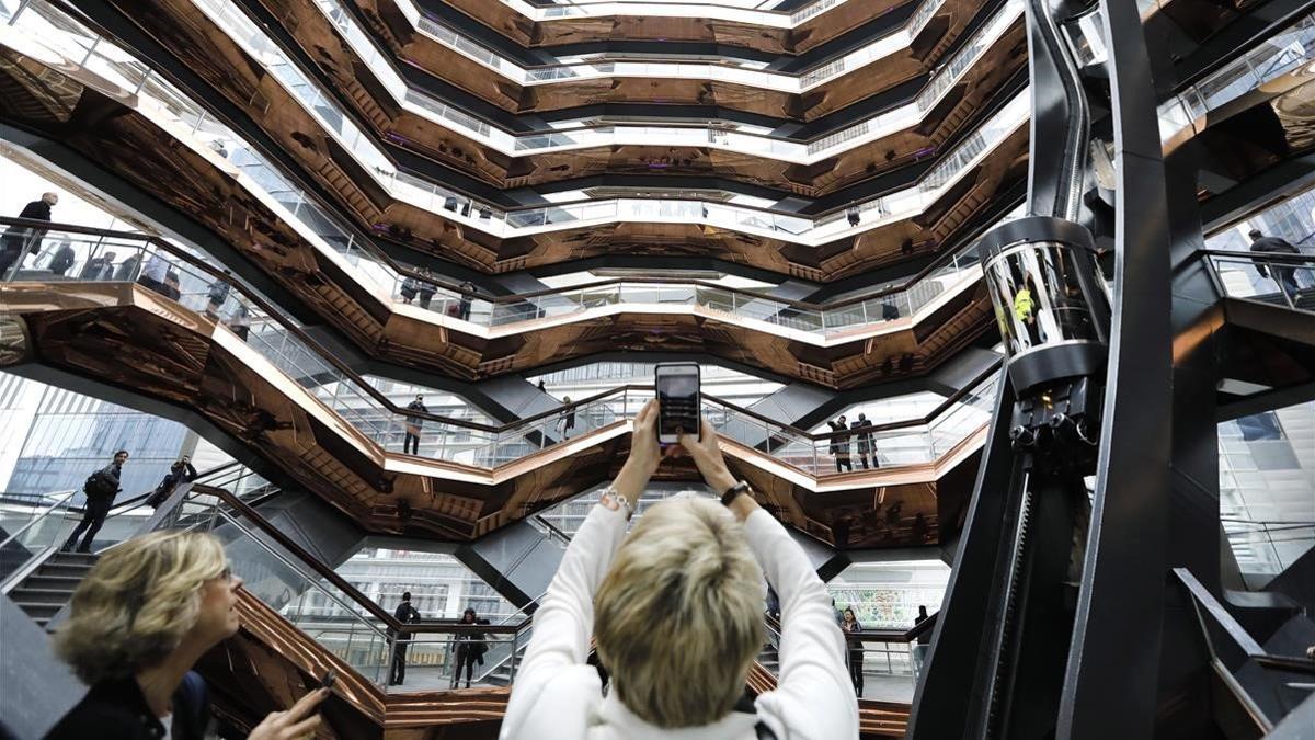 Una turista toma una foto de la estructura de panal del 'Vessel' del Hudson Yards, en Nueva York.