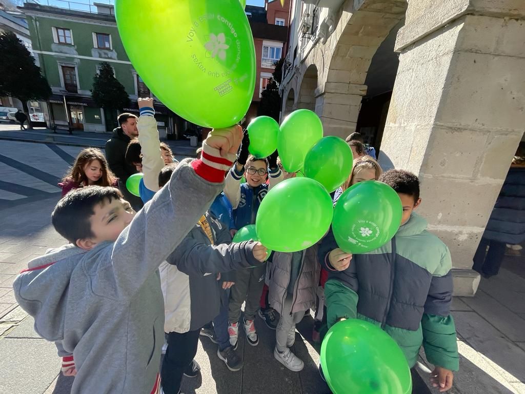 Alumnos del Aniceto de Sela, antes de formar el lazo.