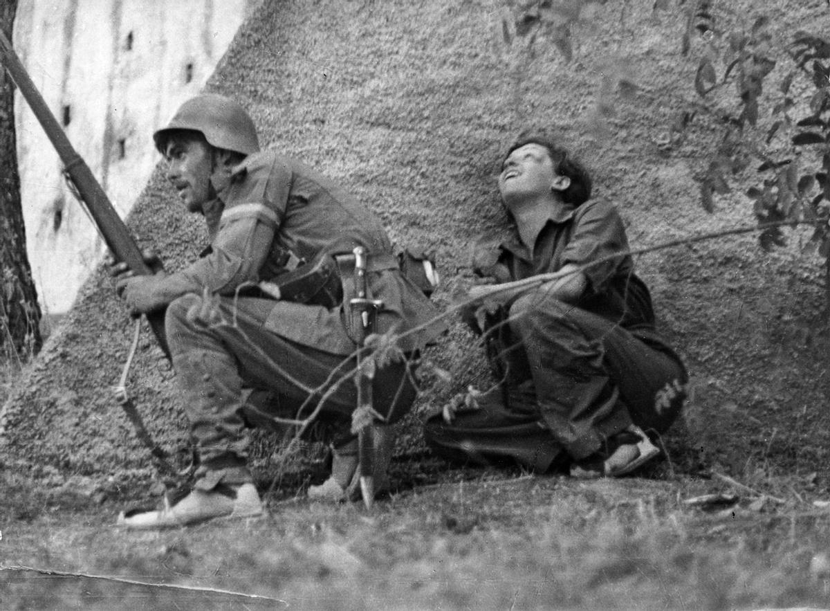 Gerda Taro, con un soldado en el frente de Córdoba, en 1936.