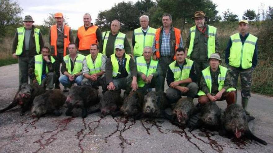 La cuadrilla de Goiás posa con los cerdos cazados el pasado sábado.  // Bernabé