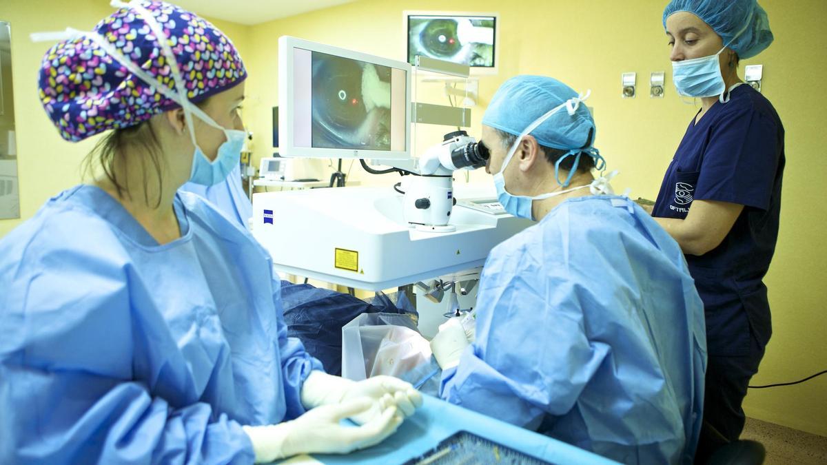 El doctor Artiaga operando en HLA Vistahermosa