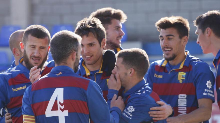 Els jugadors del Llagostera celebren el gol de Manel