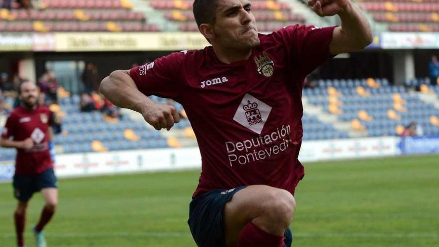 Borjas Martín celebra un gol anotado en pasarón durante esta temporada. // Rafa Vázquez