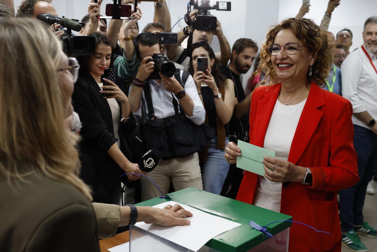 La candidata del PSOE a la Presidencia de la Junta de Andalucía, María Jesús Montero, ejerce su derecho al voto en Sevilla, este domingo. La candidata del PSOE a la Presidencia de la Junta de Andalucía, María Jesús Montero, ejerce su derecho al voto en Sevilla, este domingo.