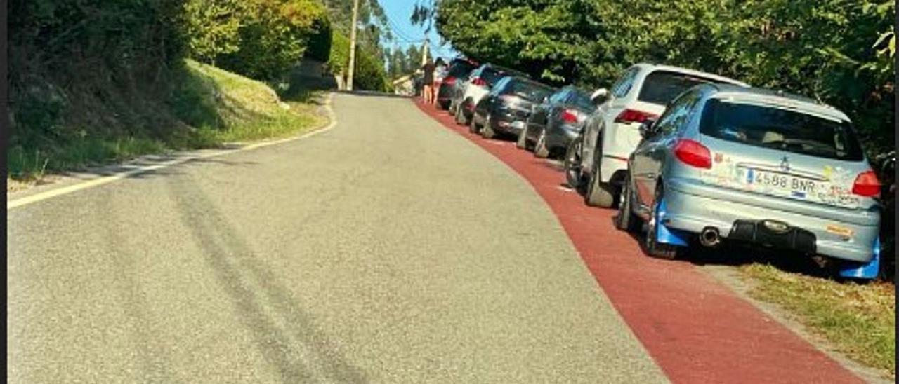 Coches invadiendo la senda peatonal de Viñó.   | //