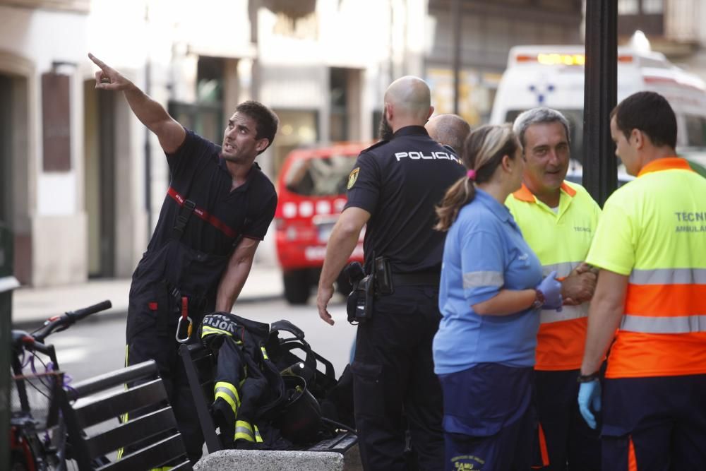 Incendio en un edificio de la calle Los Moros en Gijón