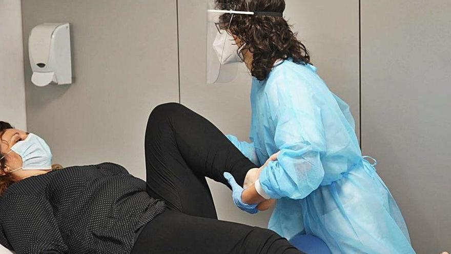 Lídia Alba Rodríguez atenent una pacient.
