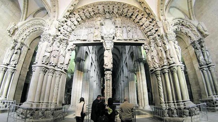 Pórtico de la Gloria de la catedral de Santiago de Compostela, de estilo románico, realizado por el maestro Mateo.