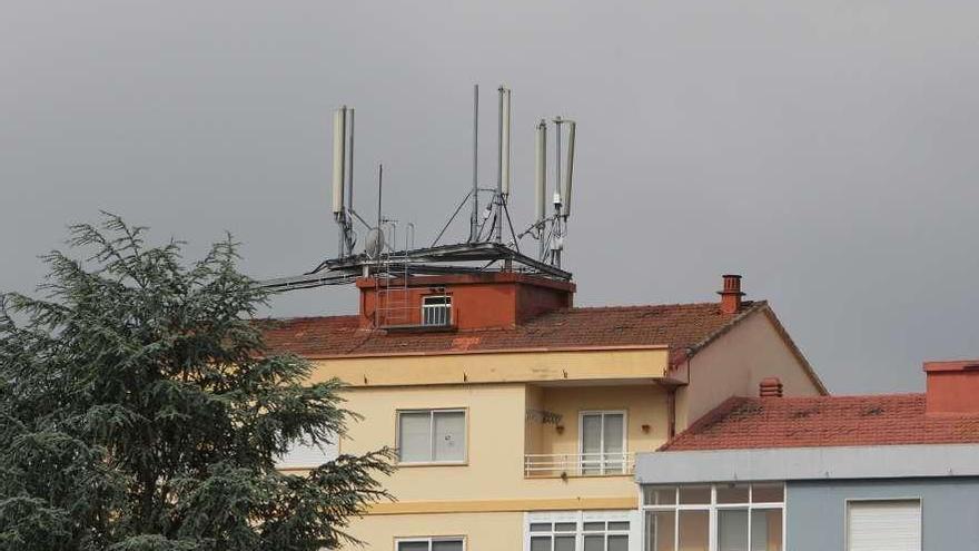 Una antena de telefonía en un edificio del centro urbano de Ourense.  // Jesús Regal